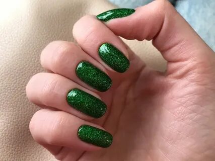 Зеленое платье какой маникюр
