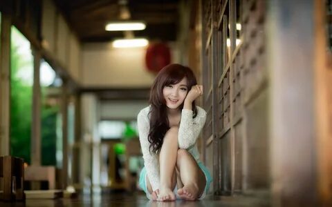 Download 2560x1600 Asian girl smile, posture, house, bokeh Wallpaper.