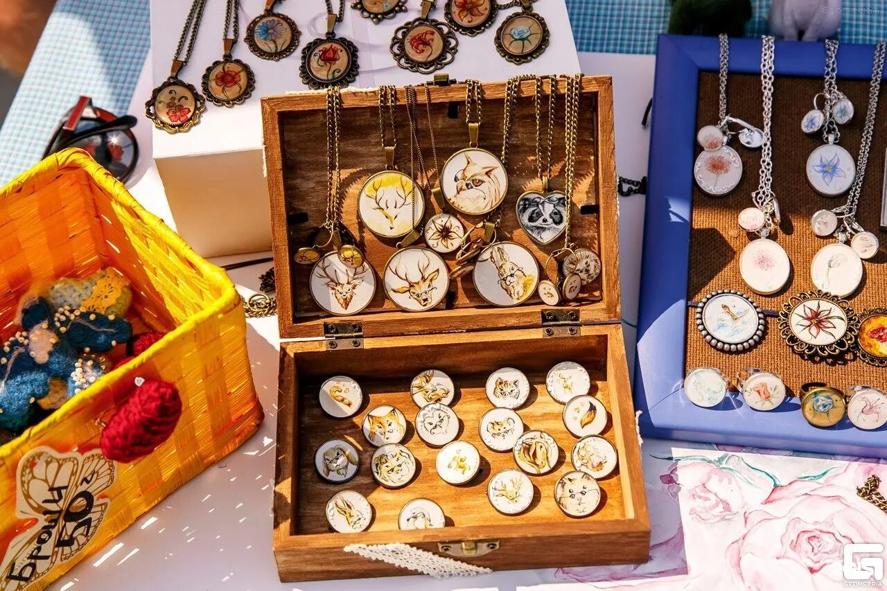 интерьер магазина подарков. магазин изделий ручной работы. магазин подарков и сувениров. сувениры. магазин сувениры ручной работы.