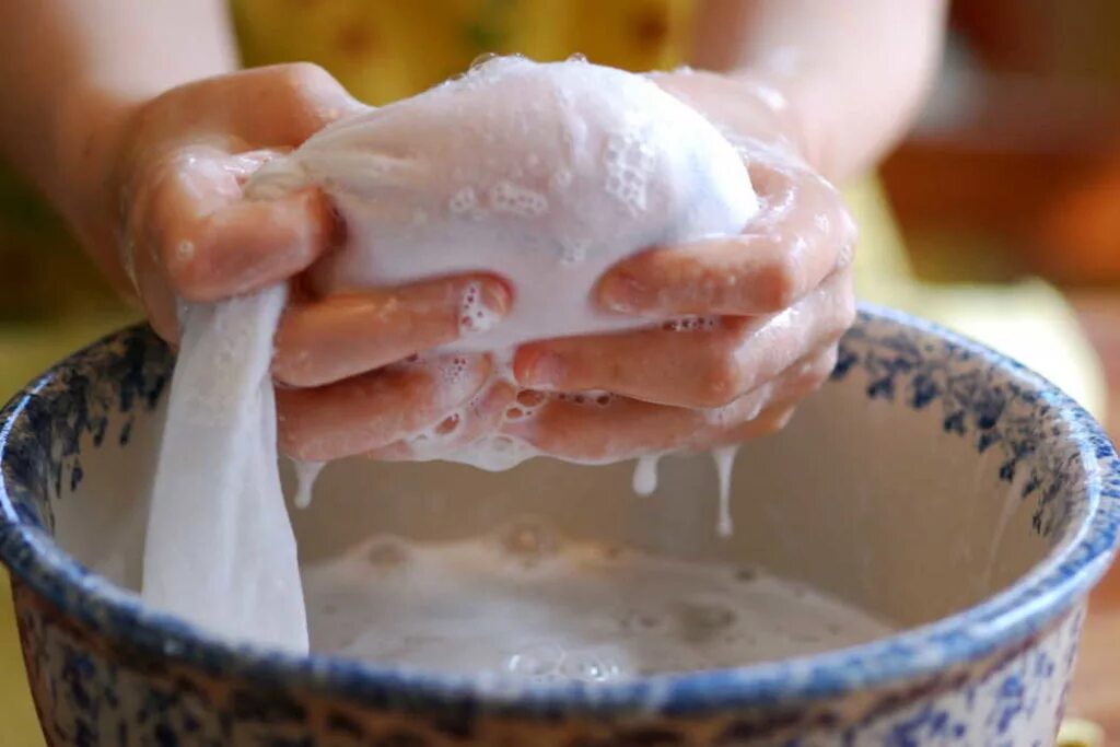 Хозяйственное мыло подмываться можно. Вода и мыло. Теплый мыльный раствор. Мыльная пена. Отбеливание вещей содой.