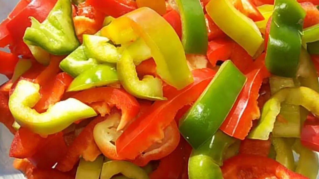 Болгарский перец нарезанный соломкой. Сладкий перец порезанный. Болгарский перец нарезанный. Перец сладкий соломкой. Овощи нарезанные соломкой.