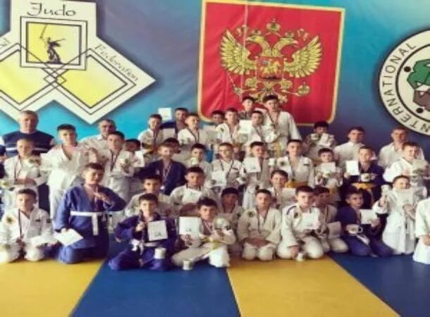 Школа дзюдо кызыл. Тренера дзюдо волжский. Дзюдо волжский 27 школа. Дзюдо. Школа 27 дзюдо.