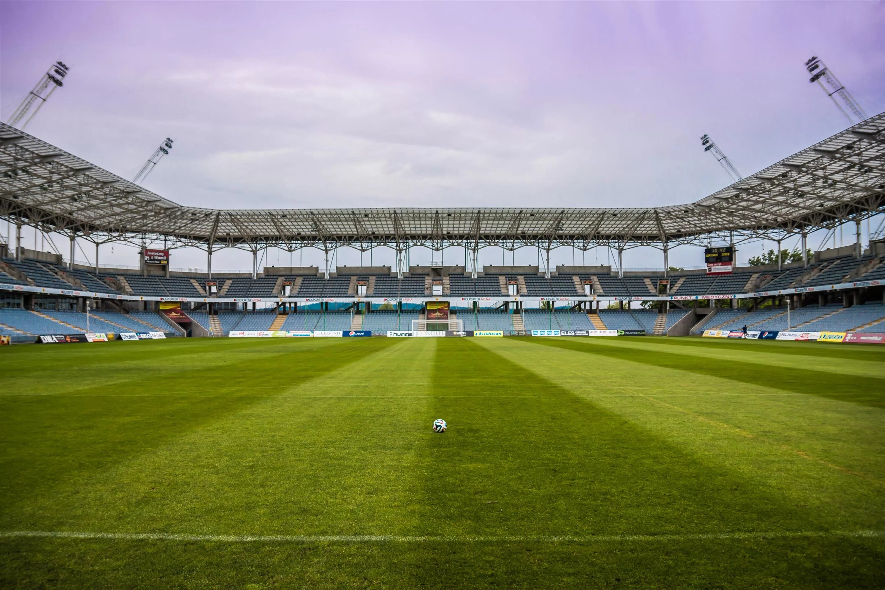 Войти в стадион. Sanderson Park стадион. Огюст Делон (стадион). Констант Ванден Сток стадион. На футбольном стадионе.