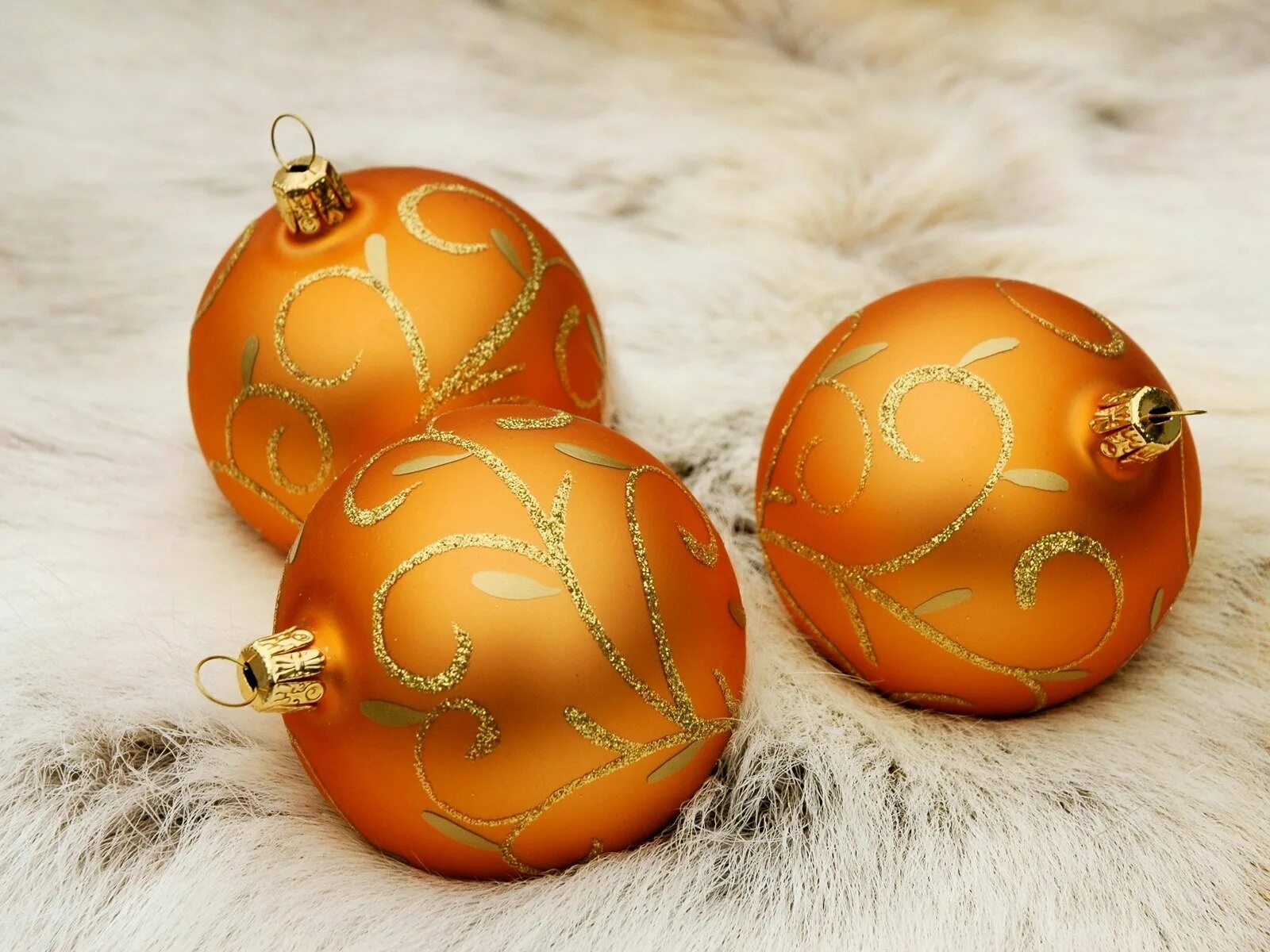 На оранжевом шаре. Елочные шары. Елочный шар. Шарик новогодний. Оранжевые новогодние шары.