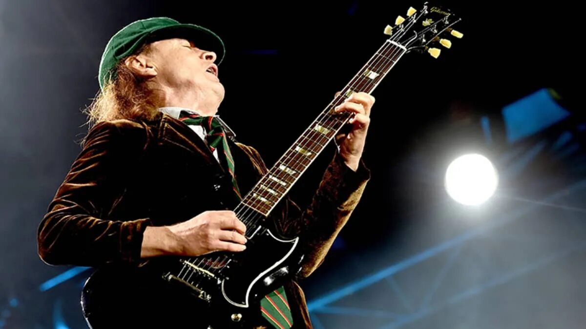 Гитарист AC DC. Guitar Gibson SG Angus young AC DC. Соло гитарист AC DC. Гибсон AC DC.