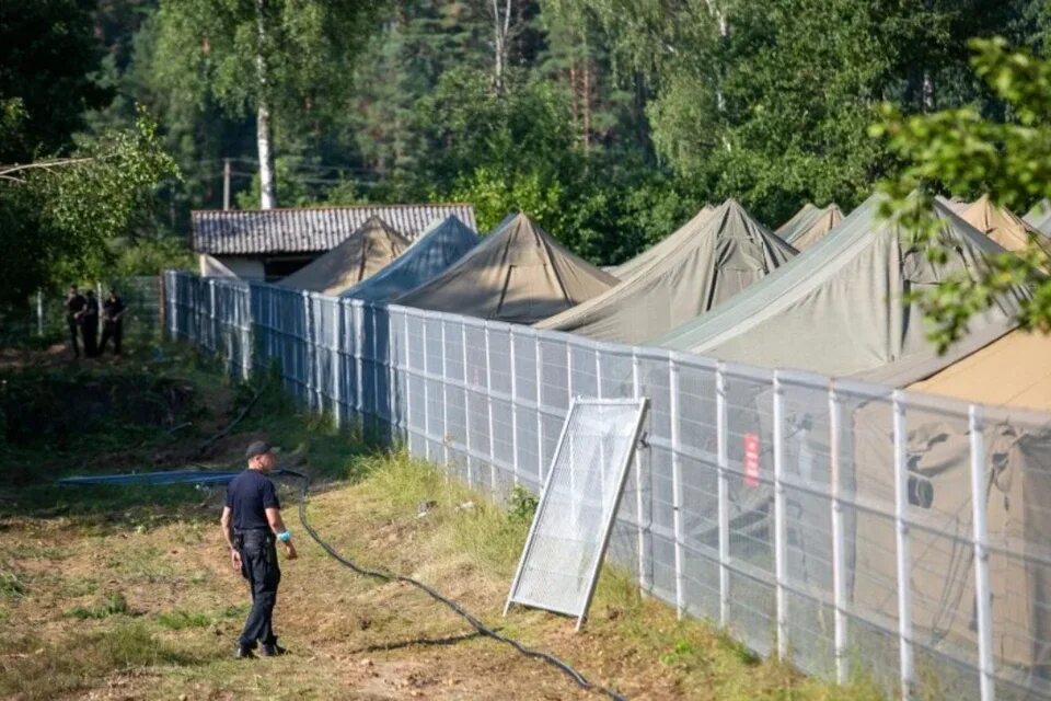 Государственная граница России с Литвой. В Белоруссии закрылся лагерь мигрантов на границе с Польшей. Лагерь Литовская область 2024. Пограничники Литвы на границе с Беларусью. Сбежал в литву