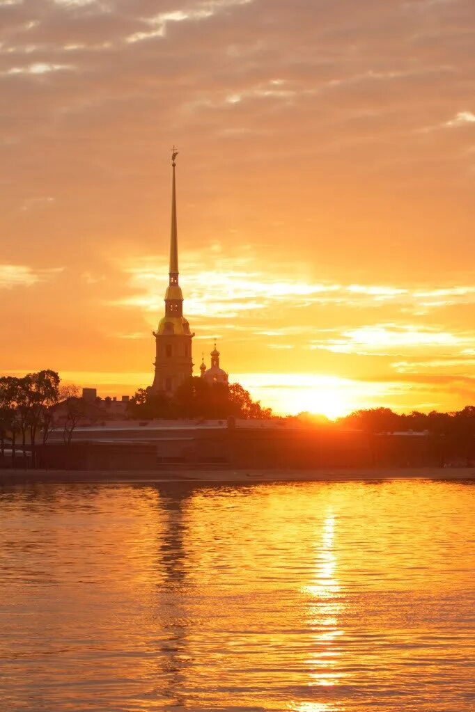 Восход солнца в питере. Петропавловская крепость в санкт-петербурге на рассвете. петропавловская крепость восход. санкт-петербург рассвет. петропавловская крепость на закате.