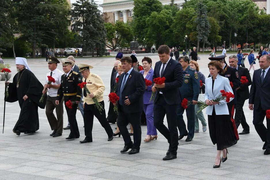 Возложили цветы 22 июня Белгород. Белгород возложение цветов. Бирюч Белгородская возложение цветов. Одесса возложение цветов к памятнику 2021.