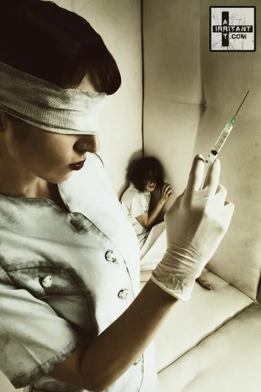 Нелли блай психбольница. Одежда медсестры в дурдоме. Медицинская сестра в психиатрии. Медсестра психиатрической больницы. Психиатрическая больница и медсестры.