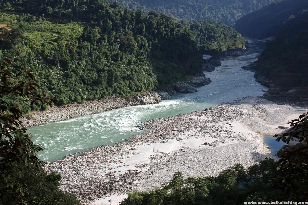 Реки берущие начало в гималаях. Брахмапутра ущелье. Река Брахмапутра в Индии. Великий поворот реки Брахмапутры. Река Ярлунг Цангпо.