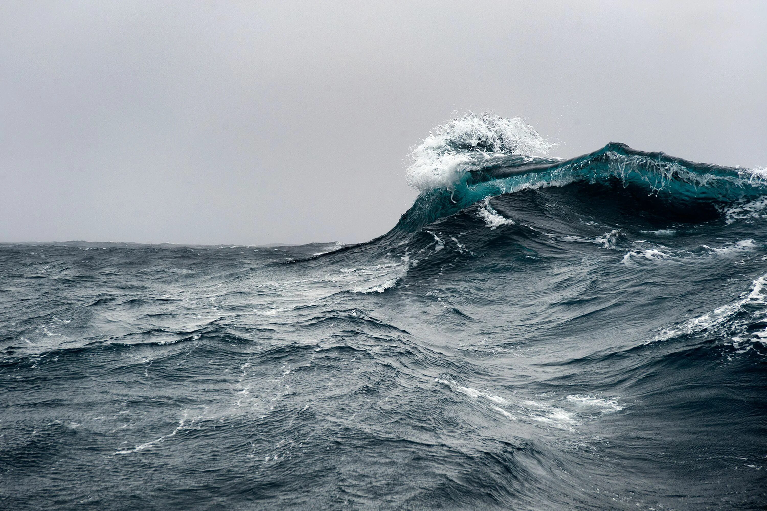 Свет через океан. Море шторм. Страшный океан. Море страха. Страх океана.