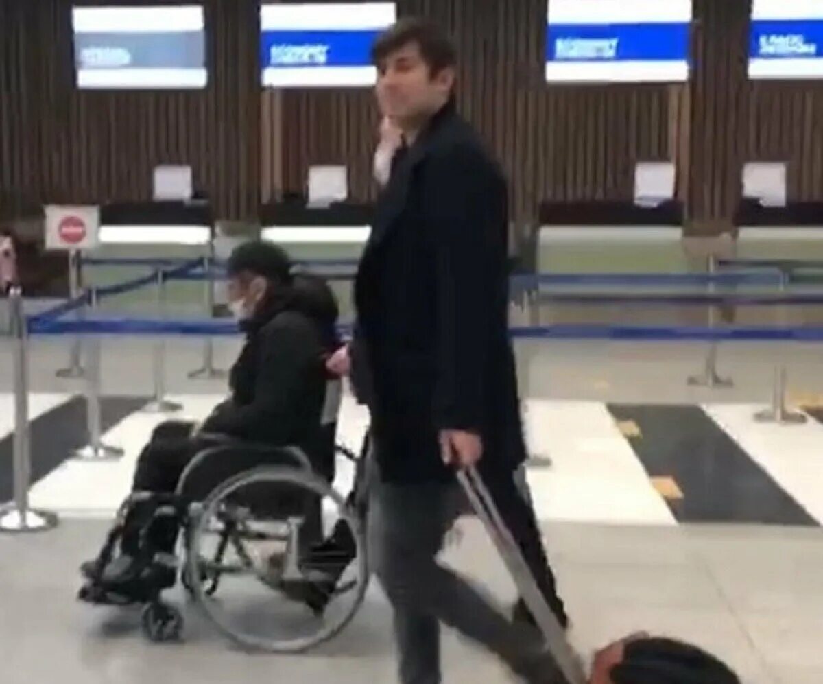 Бари алибасов новости здоровья. Инвалидная коляска в аэропорту. Девушка на инвалидной коляске в аэропорту. Кресло для инвалидов в аэропорту. Ребенка в аэропорту на инвалидной коляске.