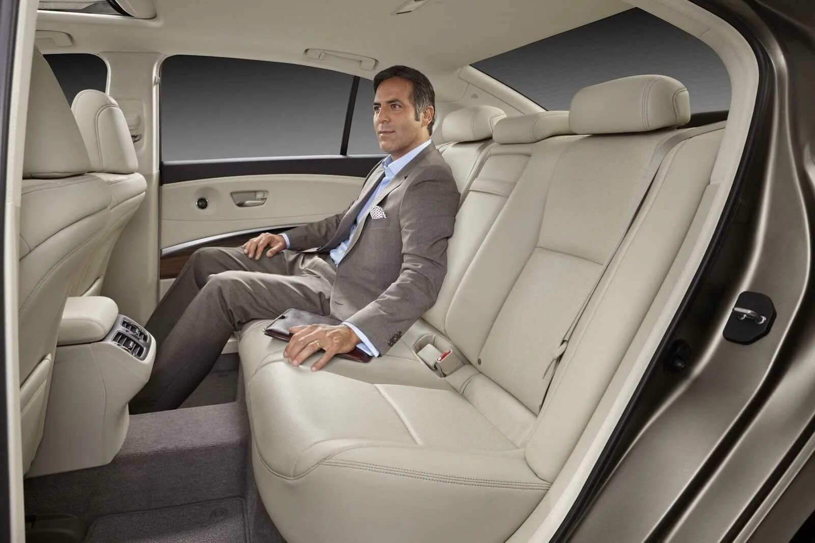 Самые комфортные автомобили среднего класса. Бизнесмен на заднем сиденье автомобиля. Мужчина на заднем сидении. Бизнесмен в майбахе. Мужчина в майбахе.