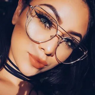 Синие глаза и очки