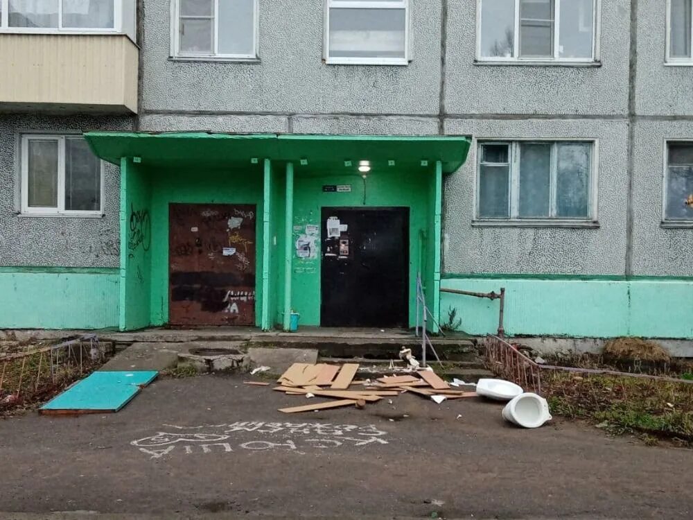 Правила поведения в подъезде. К подъезду подхожу. Стою у подъезда подходит парень сигаретки не будет. Подъезду подходить. Криминогенные ситуации дома.