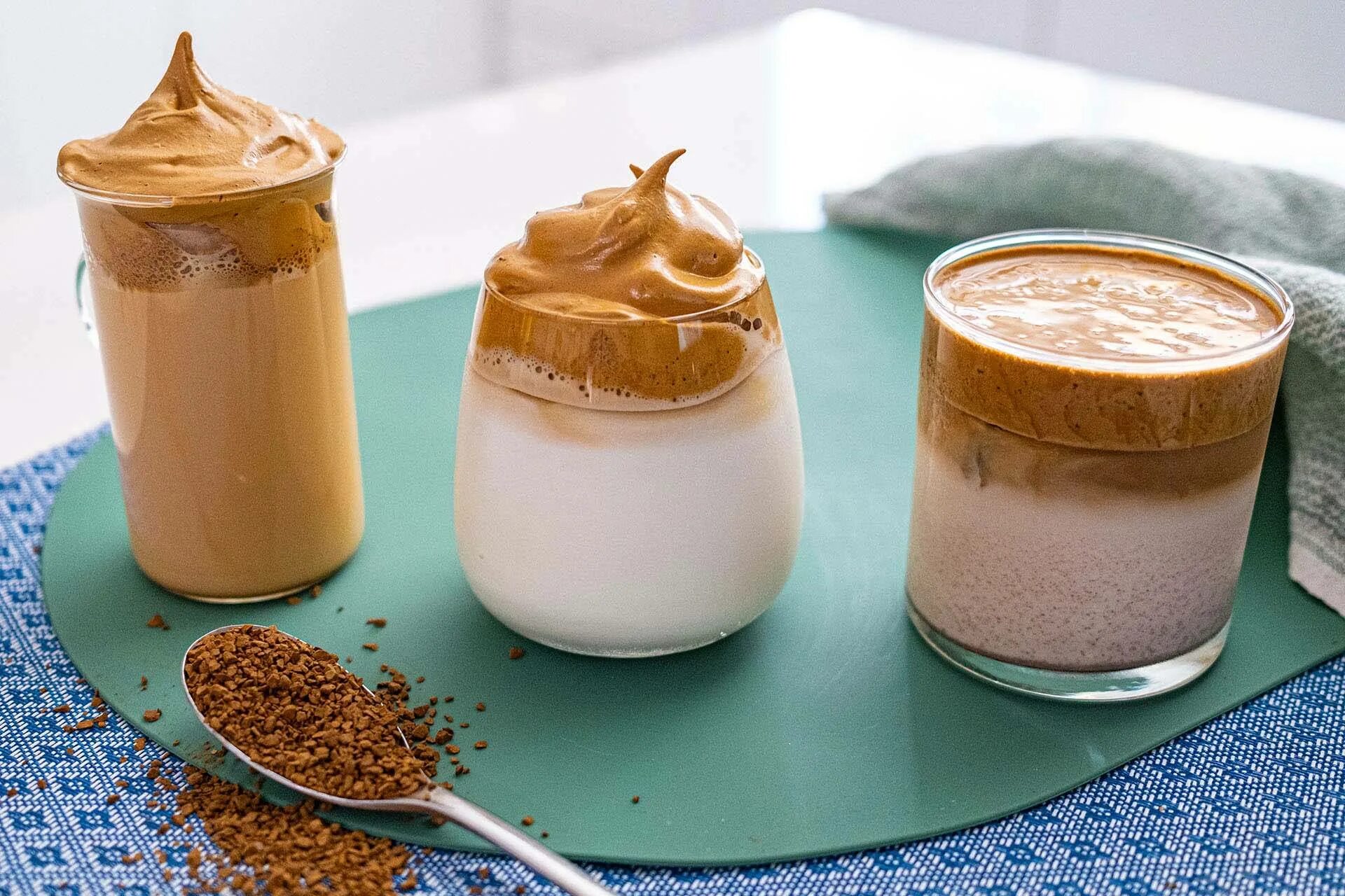 Дальгона это. Дальгона кофе латте. Дальгона это. Дальгона-кофе кофейные напитки. Дальгона это.