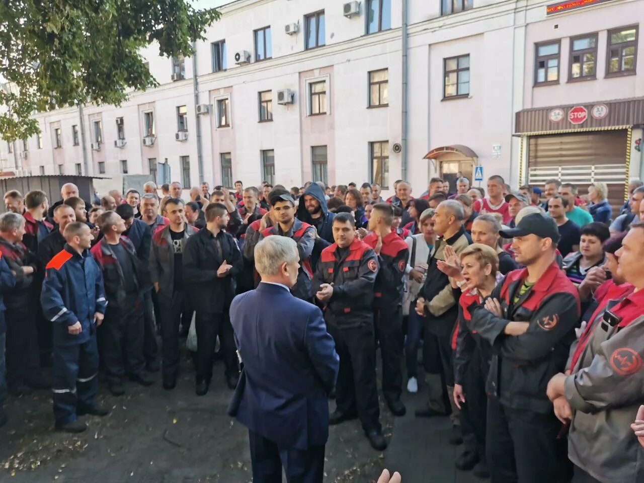 Митинг рабочих. Митинг рабочих на заводе. Забастовка Минск рабочие. Митинги рабочих в Беларуси. Новости сегодня последние свежие события беларуси читать