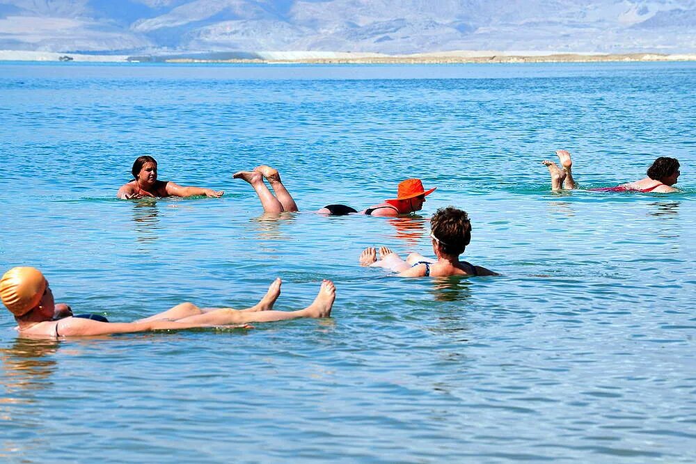 Мертвое море человек на воде. Мертвое море санатории.