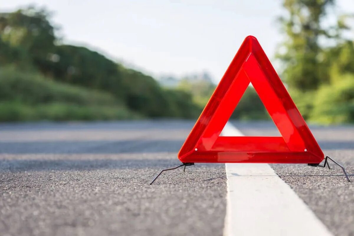 Дтп знак на дороге. Знак треугольник на дороге. Треугольник на дороге. Дтп знак на дороге. Треугольник на дороге.