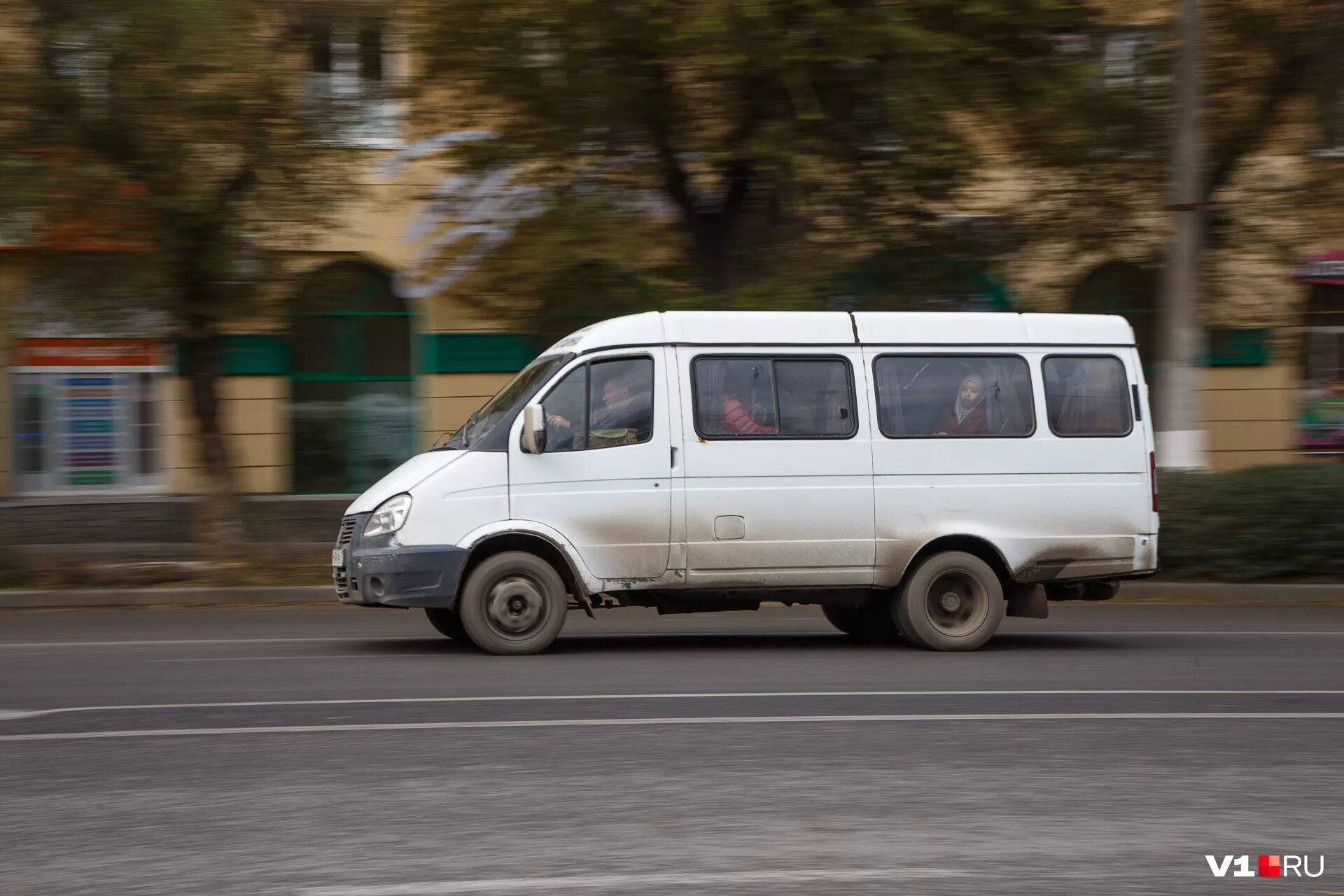 Микроавтобус маршрутка. Маршрутка. маршрутка едет. городской микроавтобус. маршрутка фото.