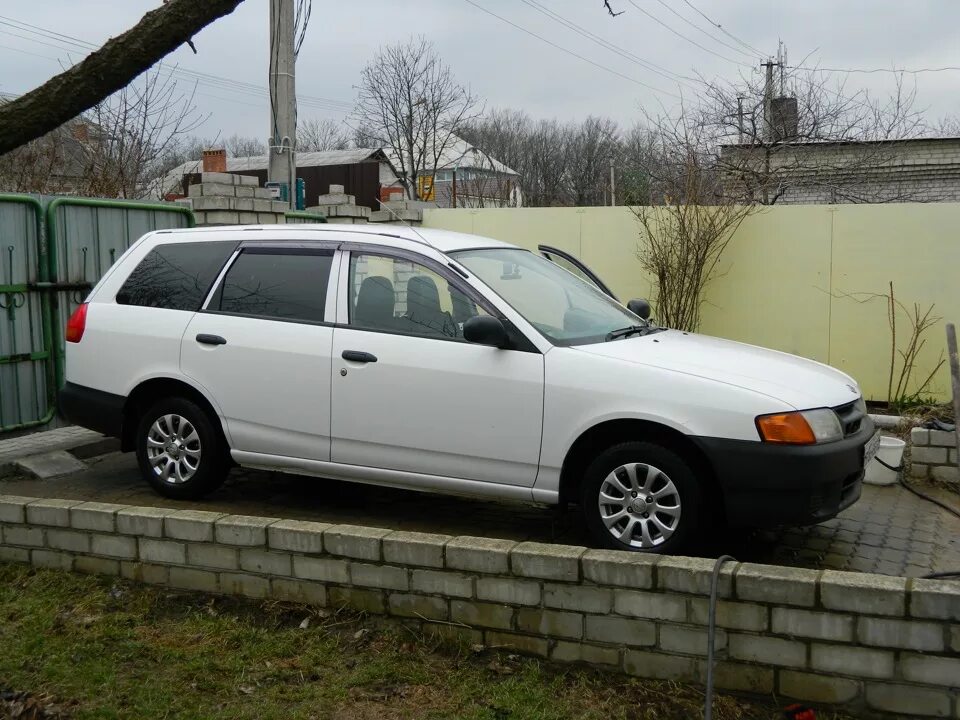 Купить б/у Nissan AD II 1.5 AT (100 л.с.) бензин автомат в Москве: серебристый Н