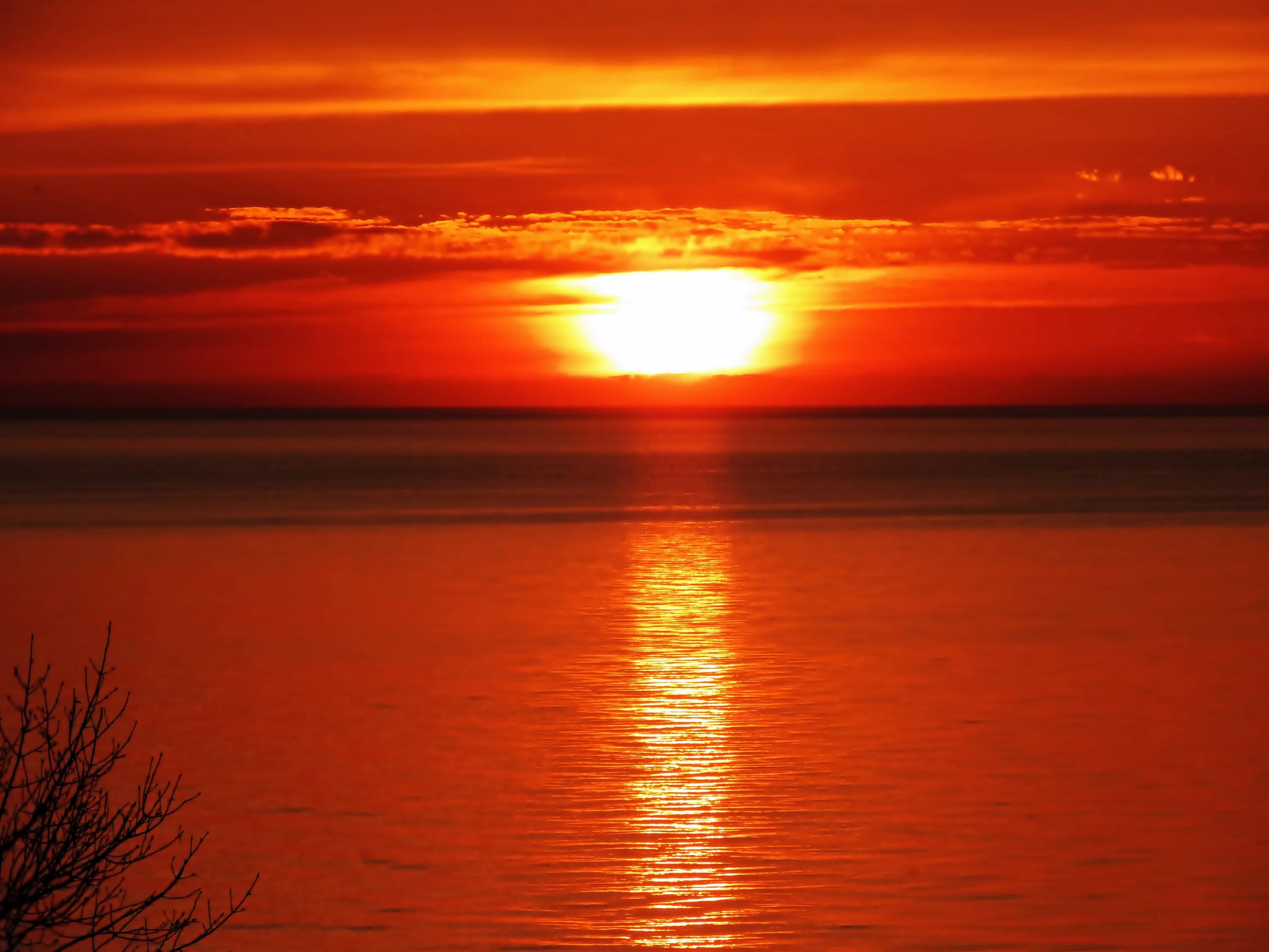 Закат. Закат солнца. Красивый закат солнца. Красивый оранжевый закат.