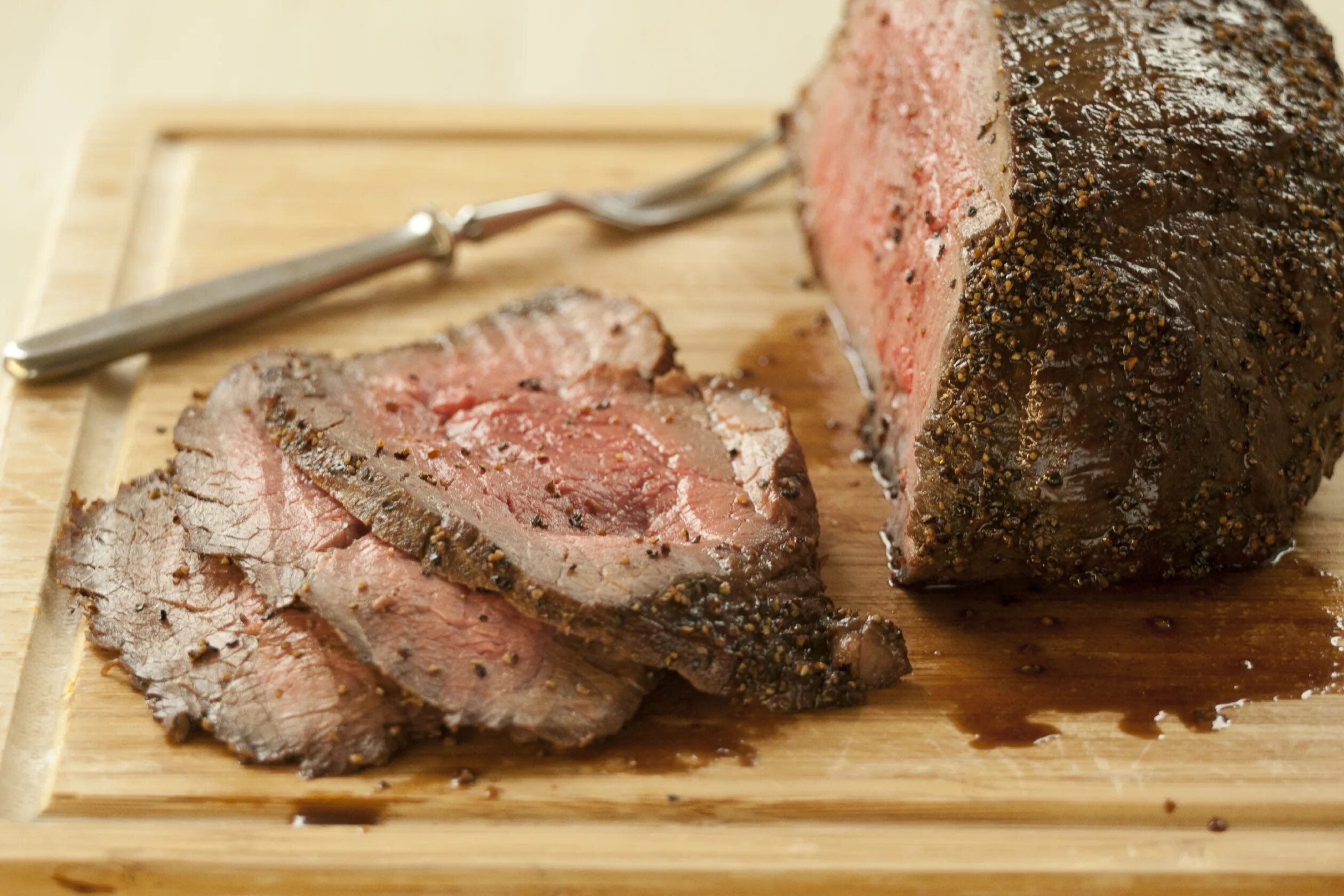 Ростбиф говяжий демиглас. Ростбиф из говядины в духовке. Вырезка говяжья для ростбифа. Английский ростбиф. Ростбиф запечь в духовке.