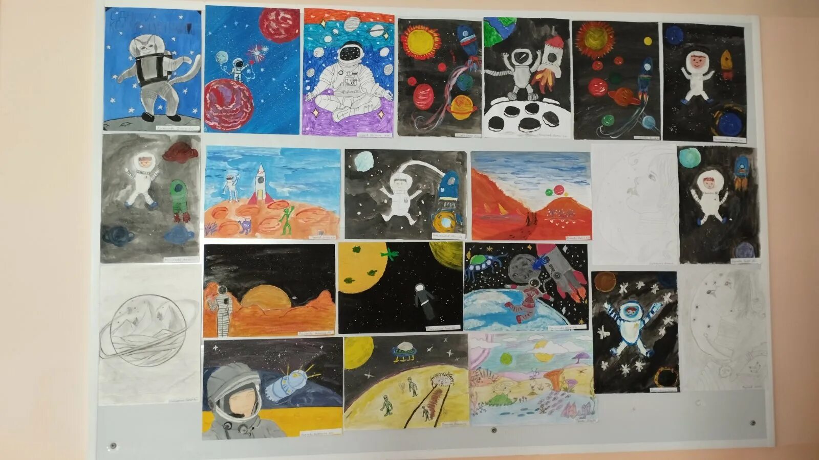 Выставка рисунков на космическую тему. Рисунок на тему космонавтики. Рисунок ко Дню космонавтики. Выставка рисунков ко Дню космонавтики.