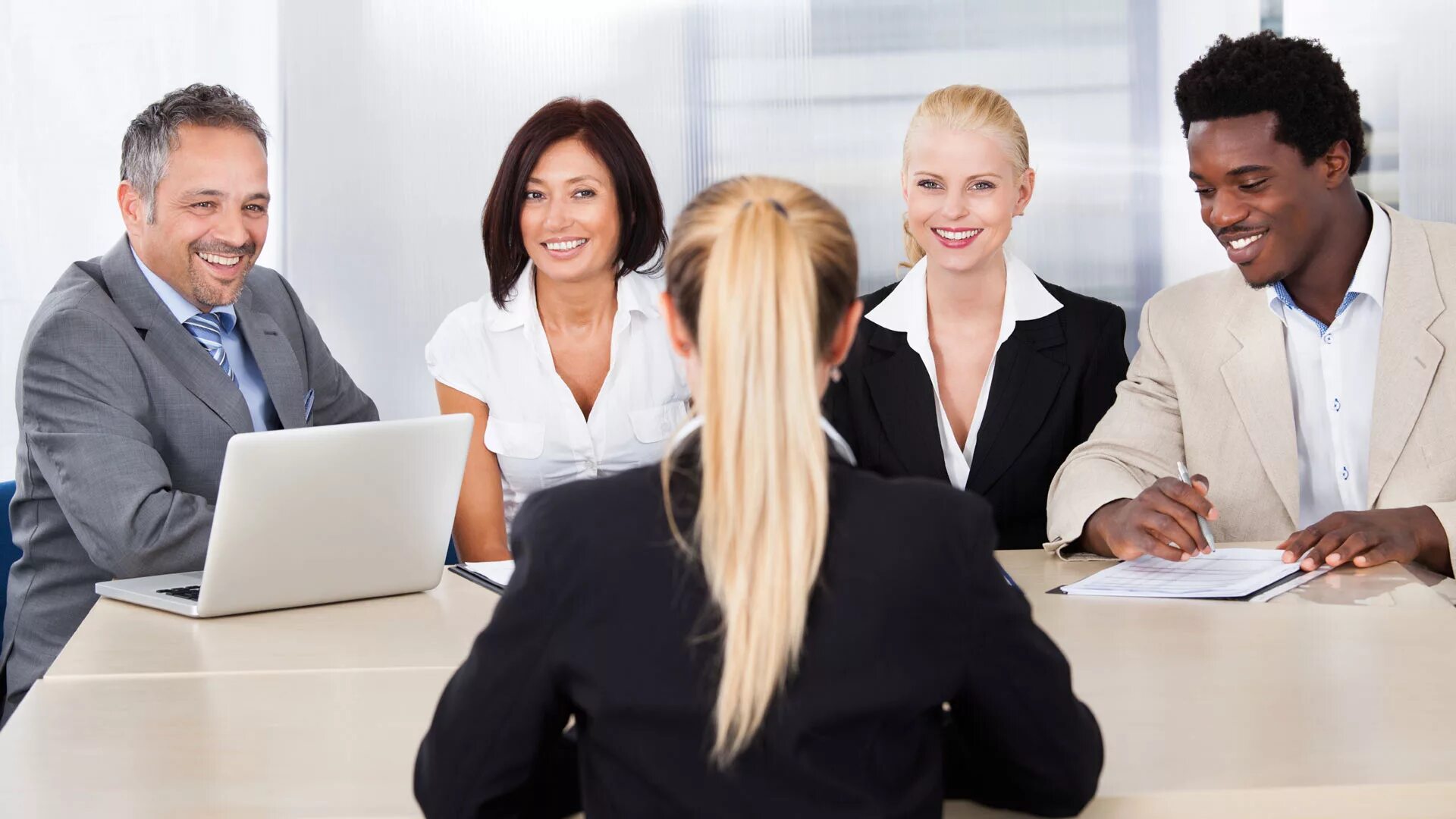 Иностранный бизнес. Общение в офисе. Высококвалифицированный специалист иностранец. Иностранные граждане. Трудовой коллектив.