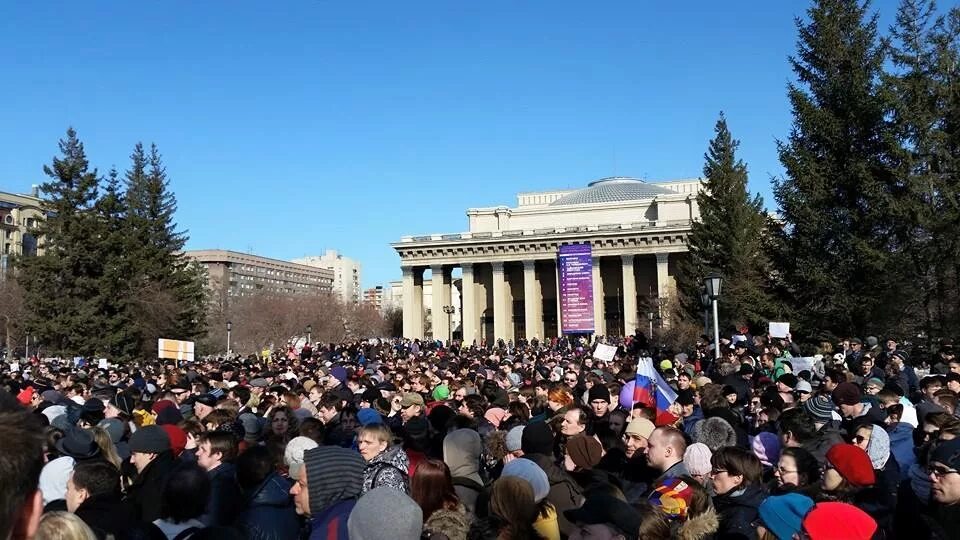 Мероприятие на площади ленина сегодня. Площадь Ленина Новосибирск. Площадь Ленина Новосибирск фото сейчас. Площадь Ленина Новосибирск сегодня фото. Цветы на площади Ленина Новосибирск.