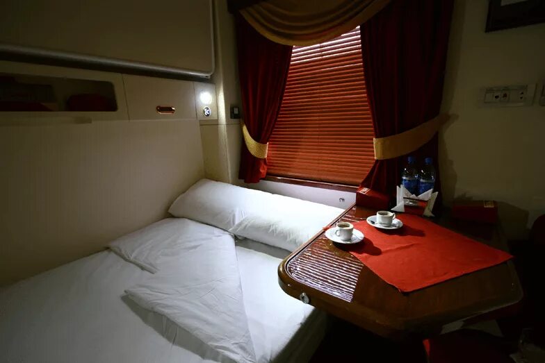 Вагон люкс св 1у. Вагон купе люкс ржд. Как выглядит люкс в поезде. Св спальный вагон ржд. Поезд golden eagle («золотой орел»).
