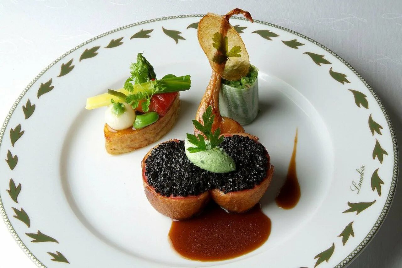 Блюда высокой кухни. Мамалыга подача. Молекулярная кухня борщ. Haute cuisine. Haute tradition.