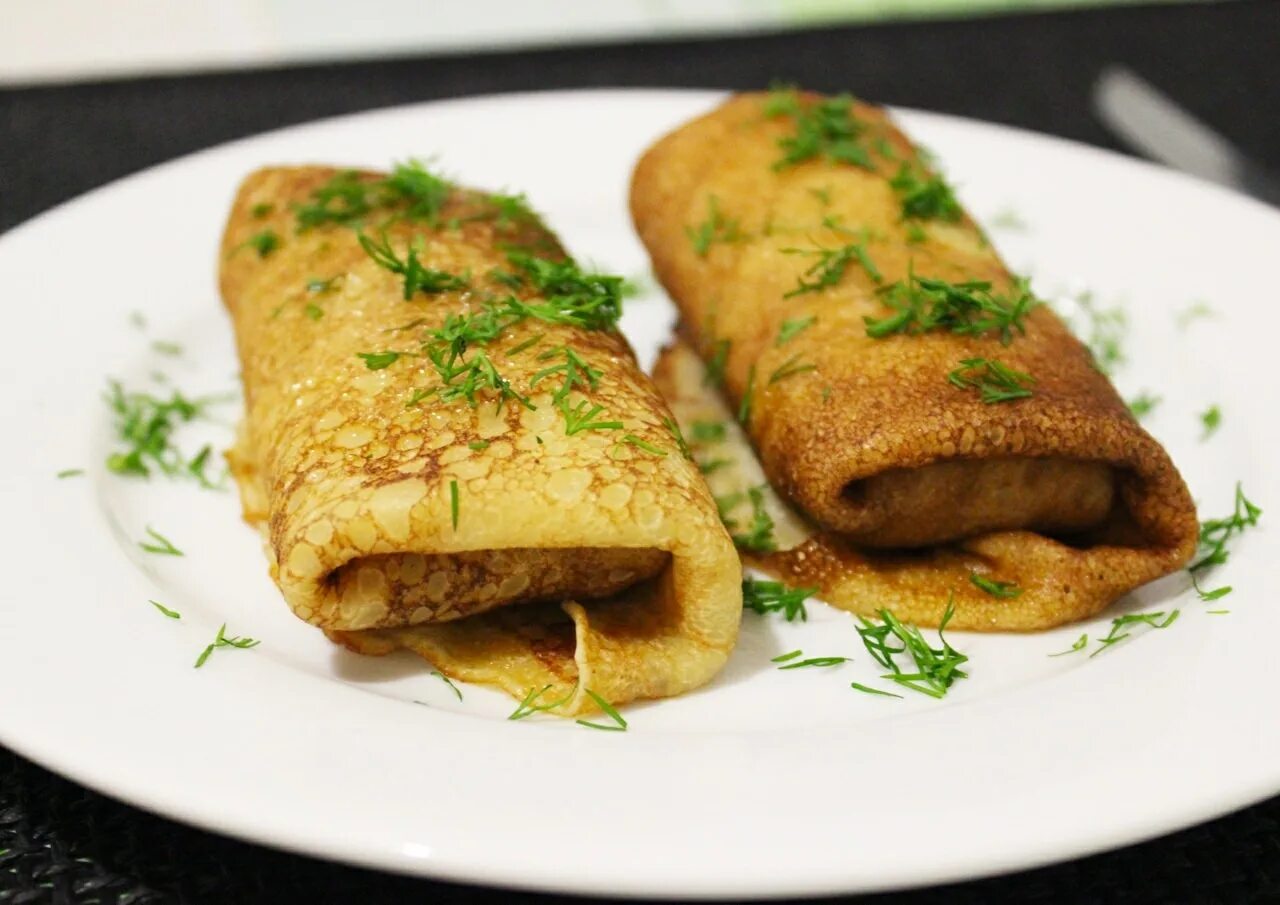 Блинчики с куриным фаршем. Блины с мясной начинкой. блины фаршированные мясом. блинчики с мясом подача. блинчики с мясным фаршем.