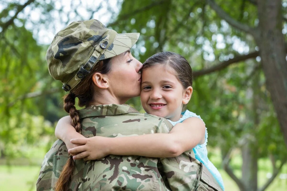 Mother формы. Семья военного. Военный с ребенком. Военная женщина с ребёнком. Солдат с ребенком.