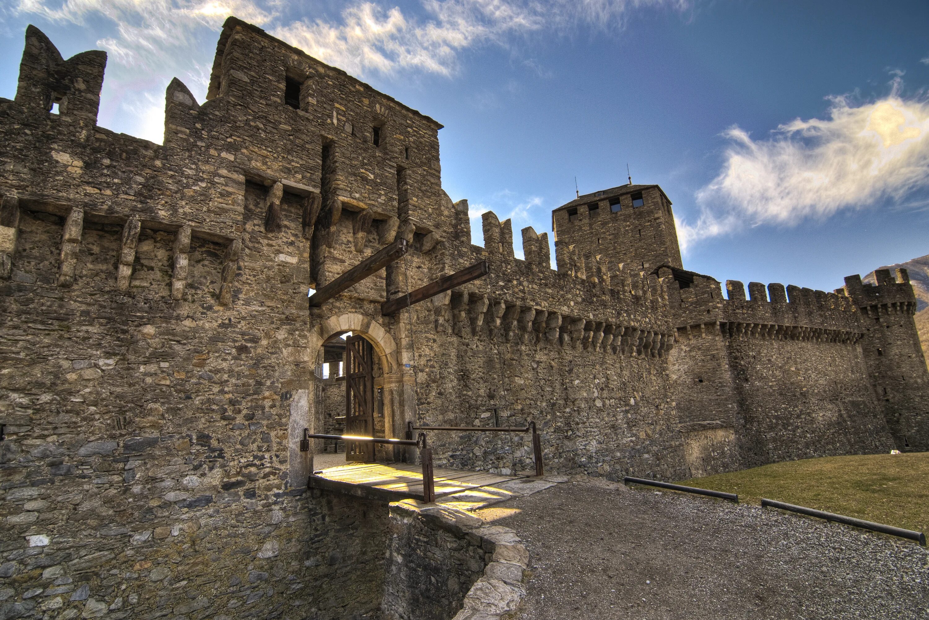 Крепость время работы. Замок Монтебелло. Замок Монтебелло призрак. Средневековый Рыцарский замок Крепостная стена. Замок Фуэнсальдания.