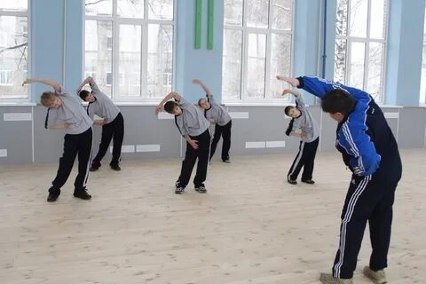 На уроке физкультуры учитель предлагает школьникам