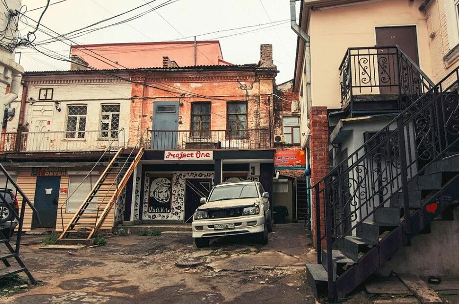 Владивосток квартал миллионка ресторан. Миллионка, владивосток, семёновская улица. Семеновская 3 владивосток. Квартал миллионка владивосток. Мурал миллионка владивосток.