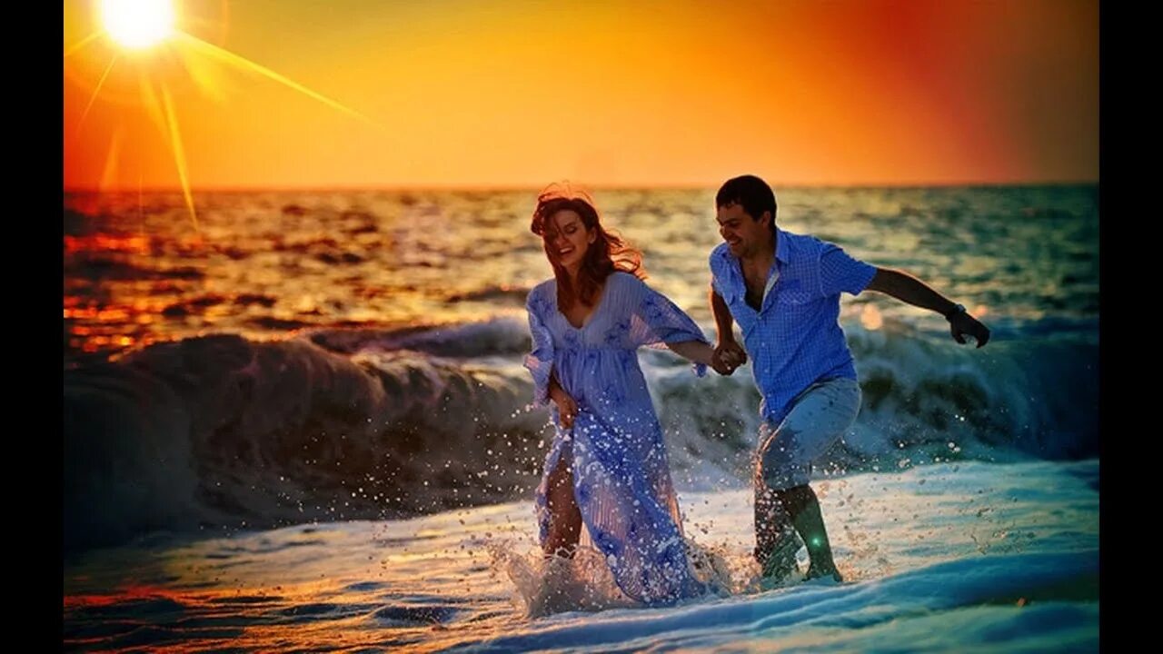 Плавная рядом. Двое на закате у моря. Море счастья и любви. Влюбленные на берегу моря. Женщина мужчина море счастье.