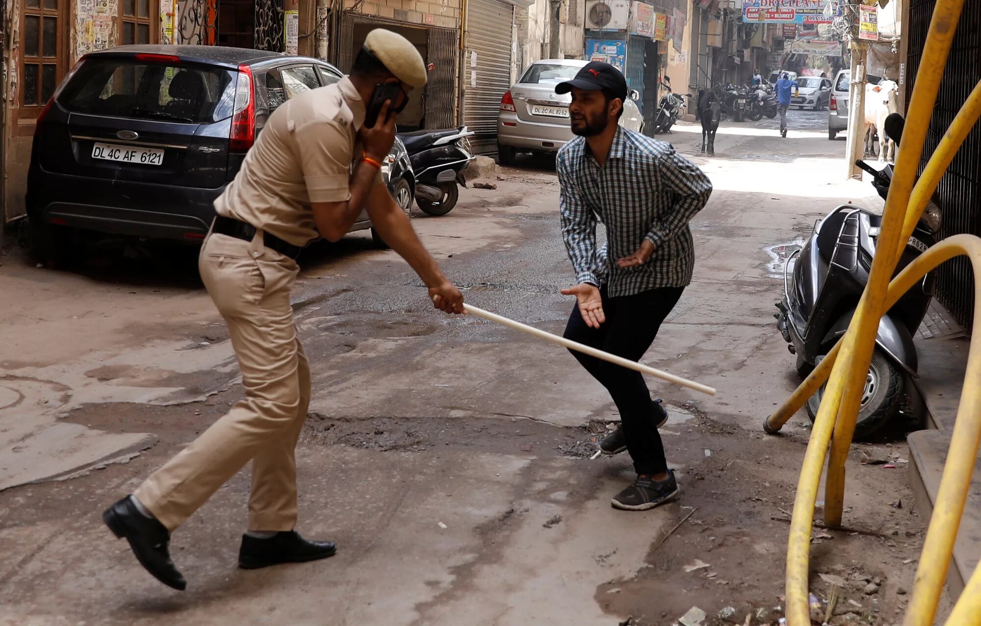 Индейские полицейские бьют палками. Индийские полицейские бьют палками. Индийский полицейский. Полиция в Индии бьет палками. Избить дубинкой