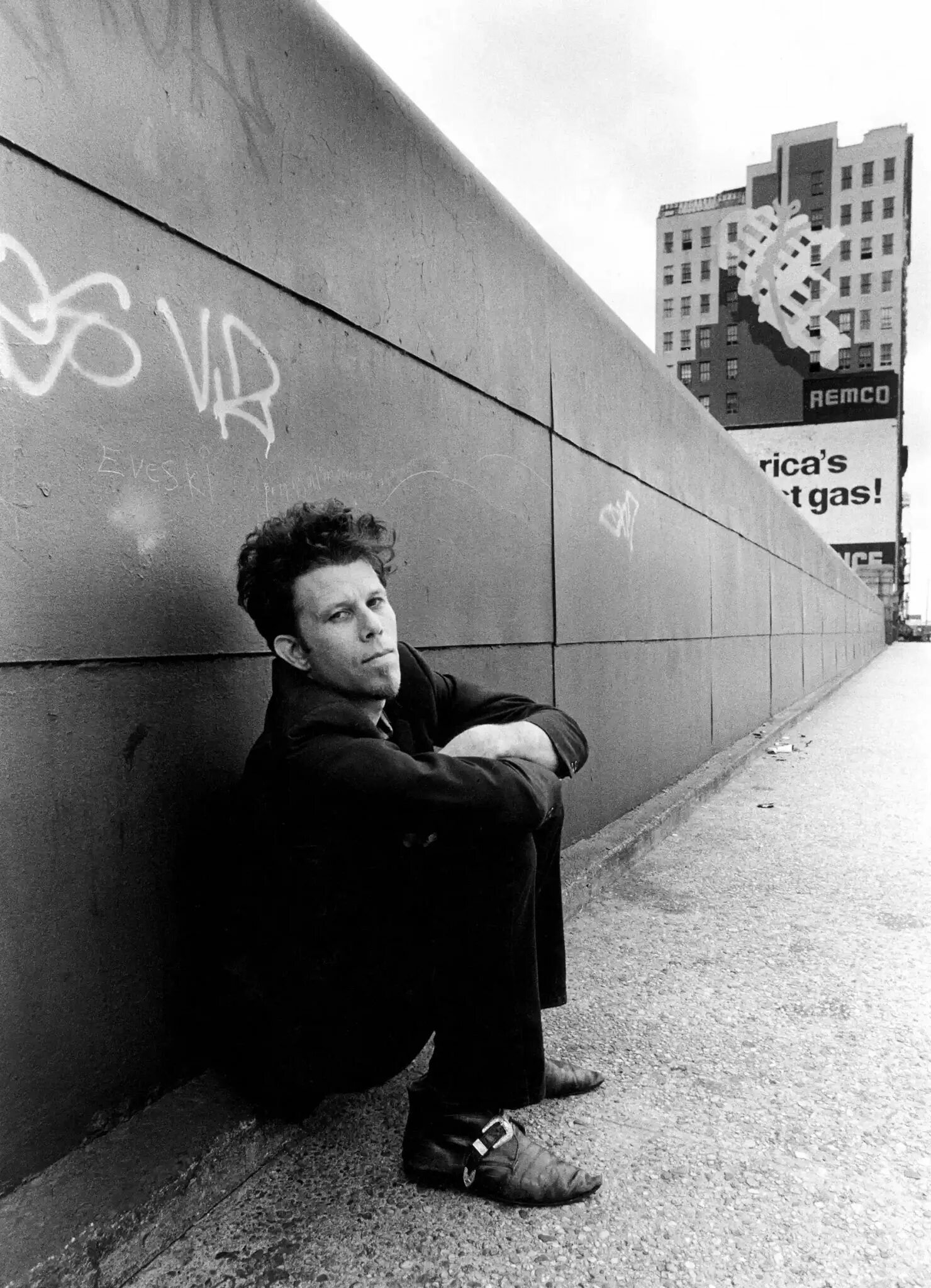 Tom always to ask. Том уэйтс с пианино. tom waits картина. tom waits portrait. том уэйтс татуировка.