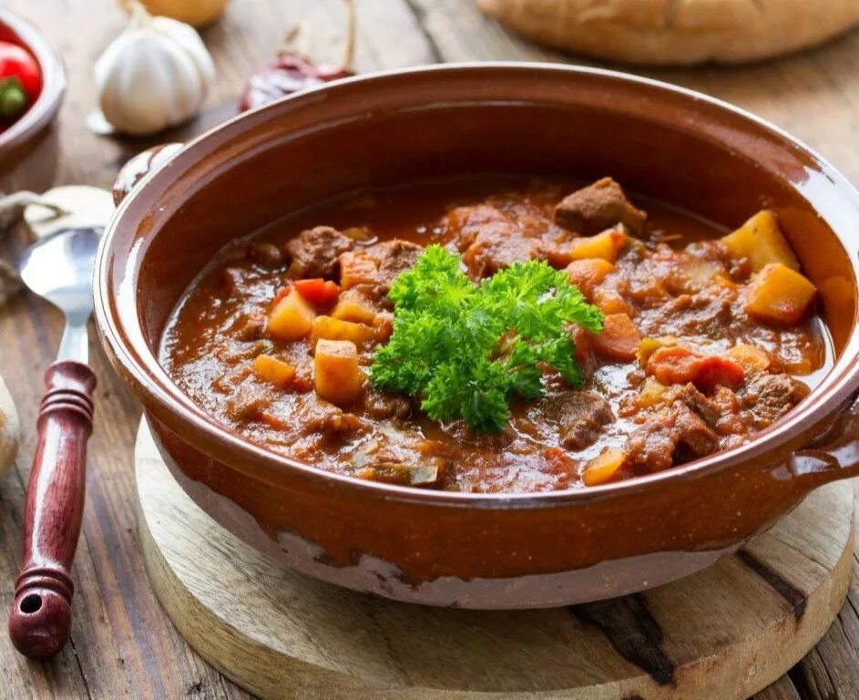 Венгерский суп бограч. Гуляш по венгерски. Айнтопф. Боб гуляш по-венгерски. Гуляш чье национальное блюдо.