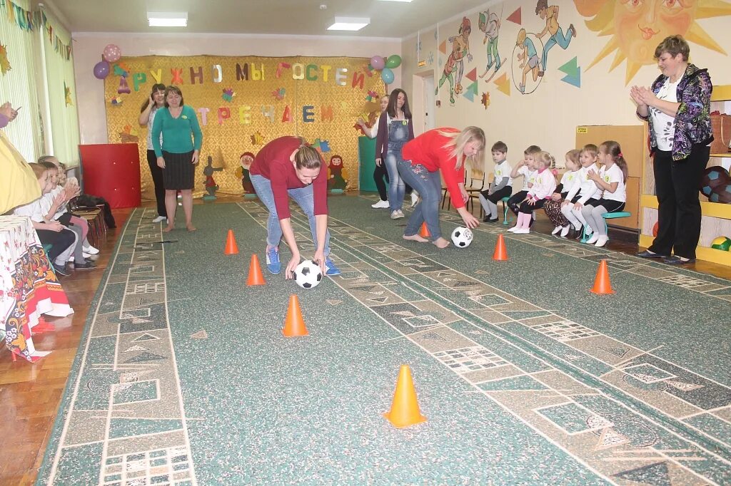 Спортивное развлечение в детском саду. Спортивные развлечения. Физкультурное развлечение в детском саду. Спортивные развлечения для детей.