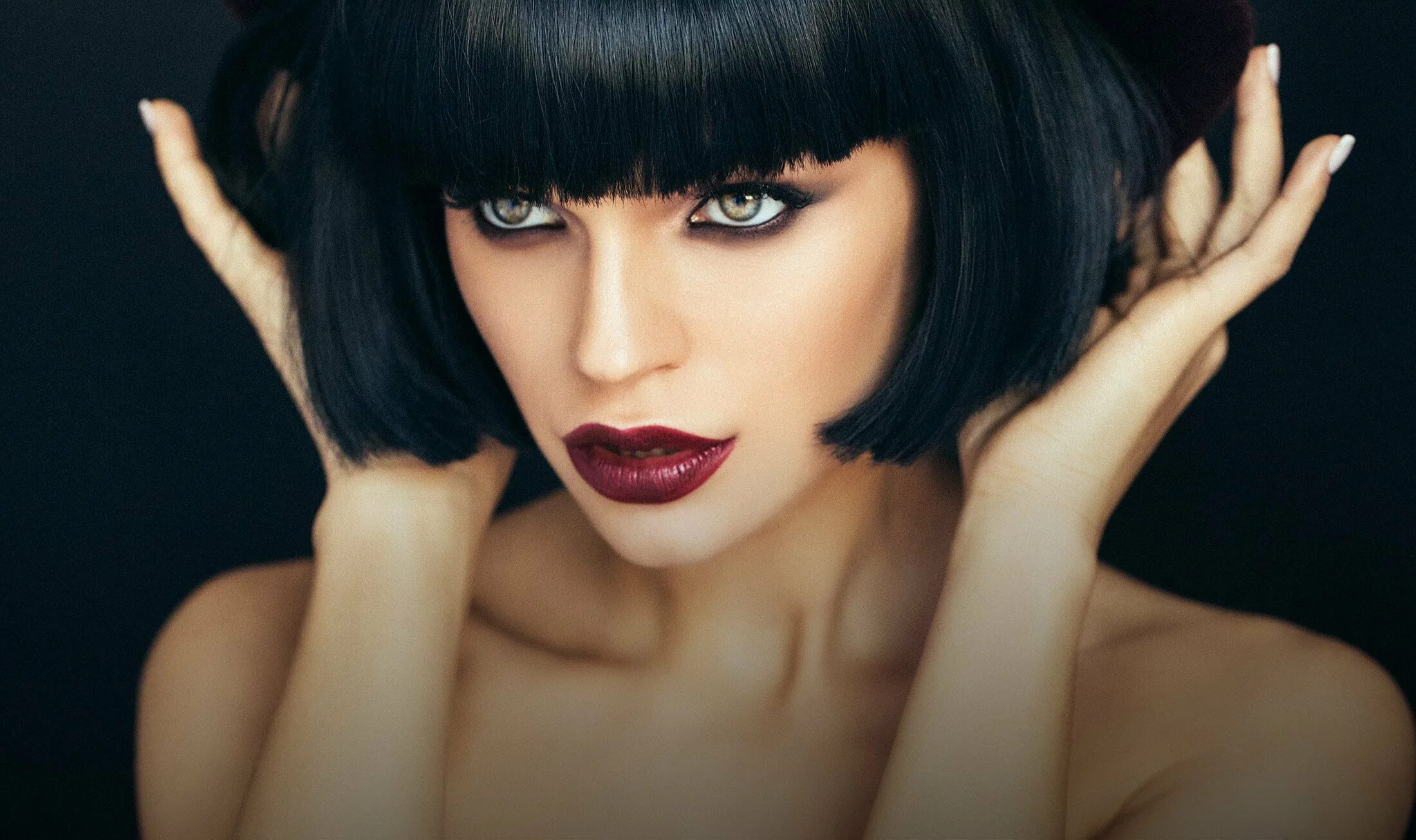 Брюнетки под каре. Брюнетки под каре. Девушка с черным каре. Bob kare стрижка черная. Каре мейси.