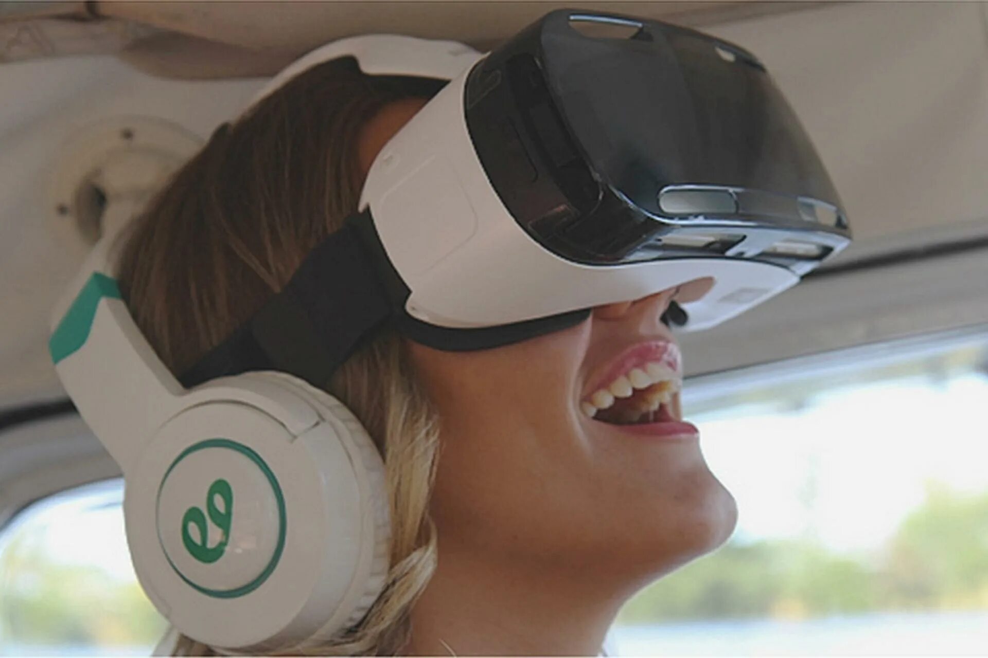 Электронные развлечения. Звук VR. Taxi в шлеме. Пилотажный тренажёр с виртуальной реальностью. VR шлем картинки.