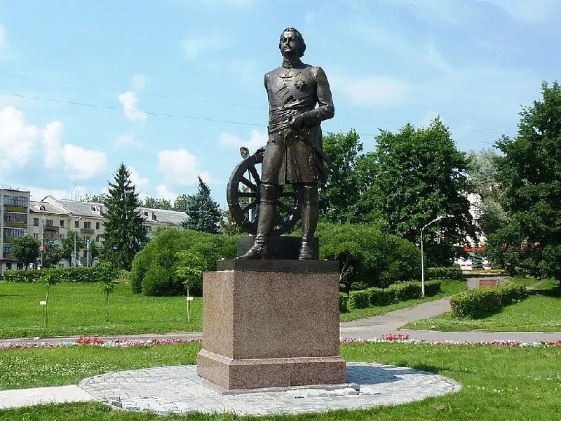 Памятник этому великому преобразователю россии