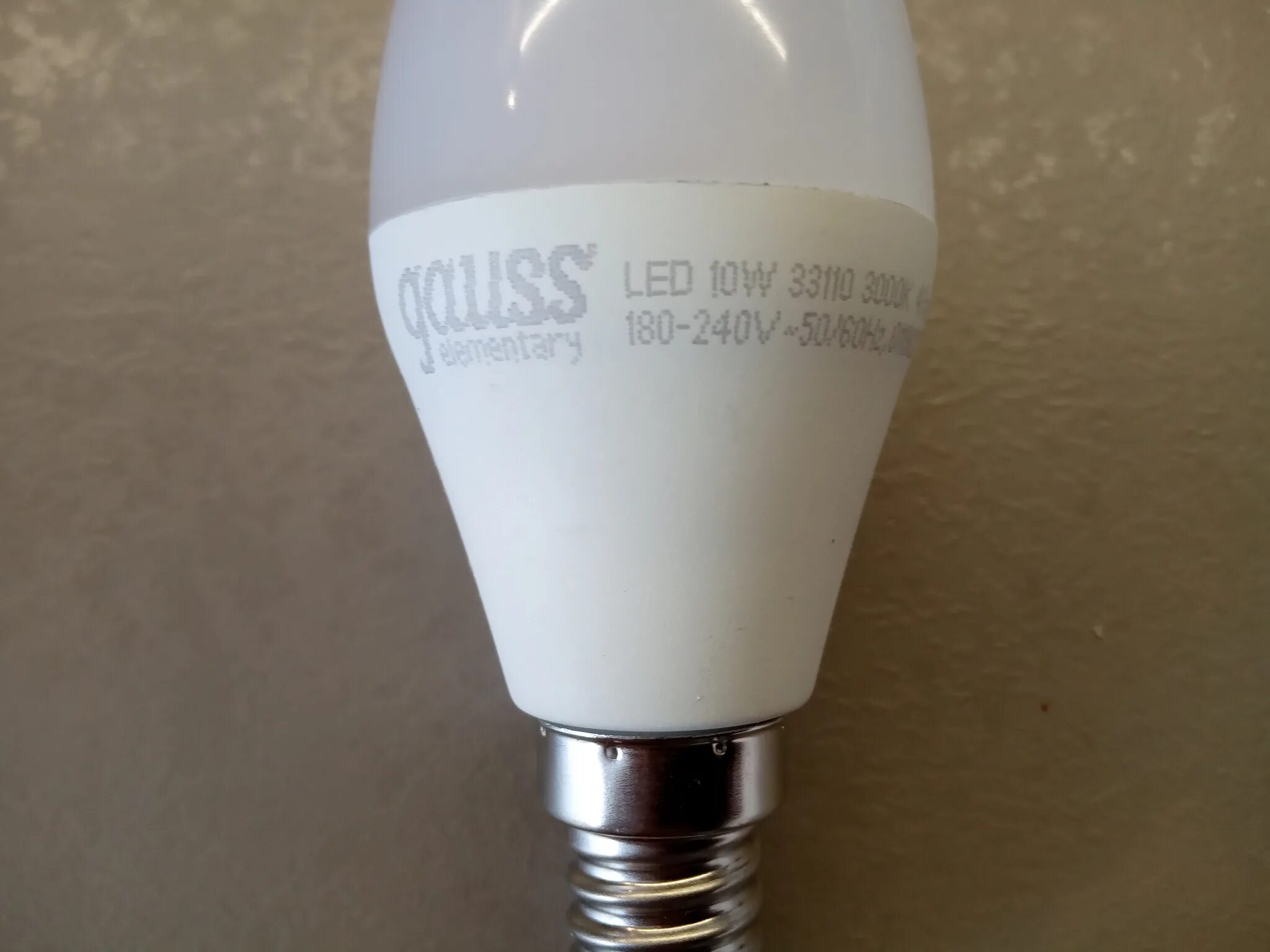Светодиодная лампа упаковка. Лампа светодиодная Gauss 33110. Gauss 33110 лампа led Elementary Candle 10w e14 2700. Лампочки Gauss 10w 10 штук. Упаковка диодной лампы Гаусс фото.