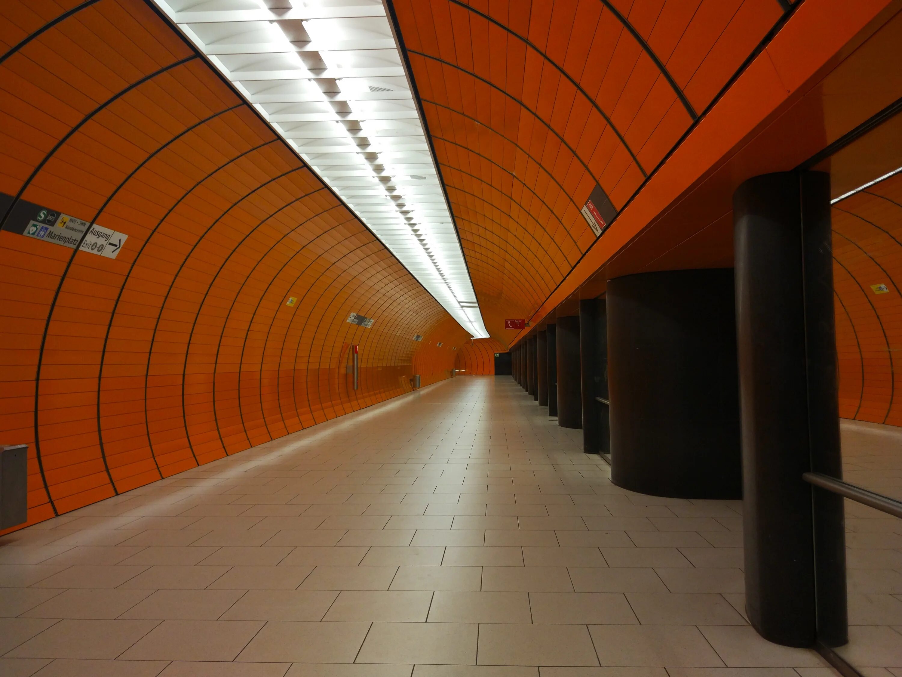 Включи оранжевую станцию. Metro Hall Этобико. Оранжевая станция. Оранжевое метро. Станция метро оранжевого цвета.