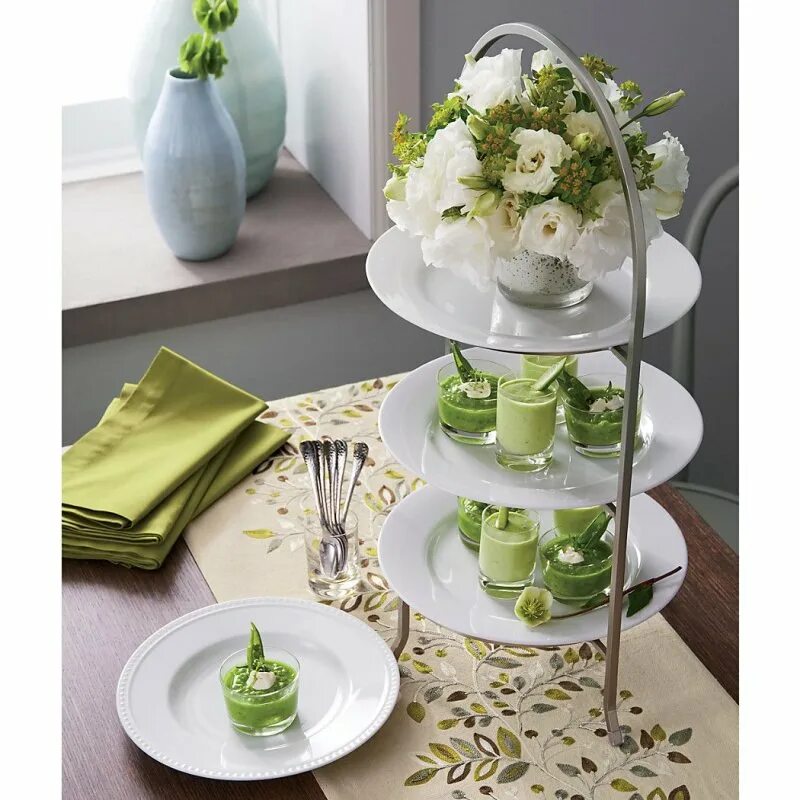 Подставка под сервировку. Трехъярусная горка для пирожных crate &amp; barrel. этажерка для сервировки стола. этажерка трехъярусная сервировка. многоярусная подставка для сервировки стола.