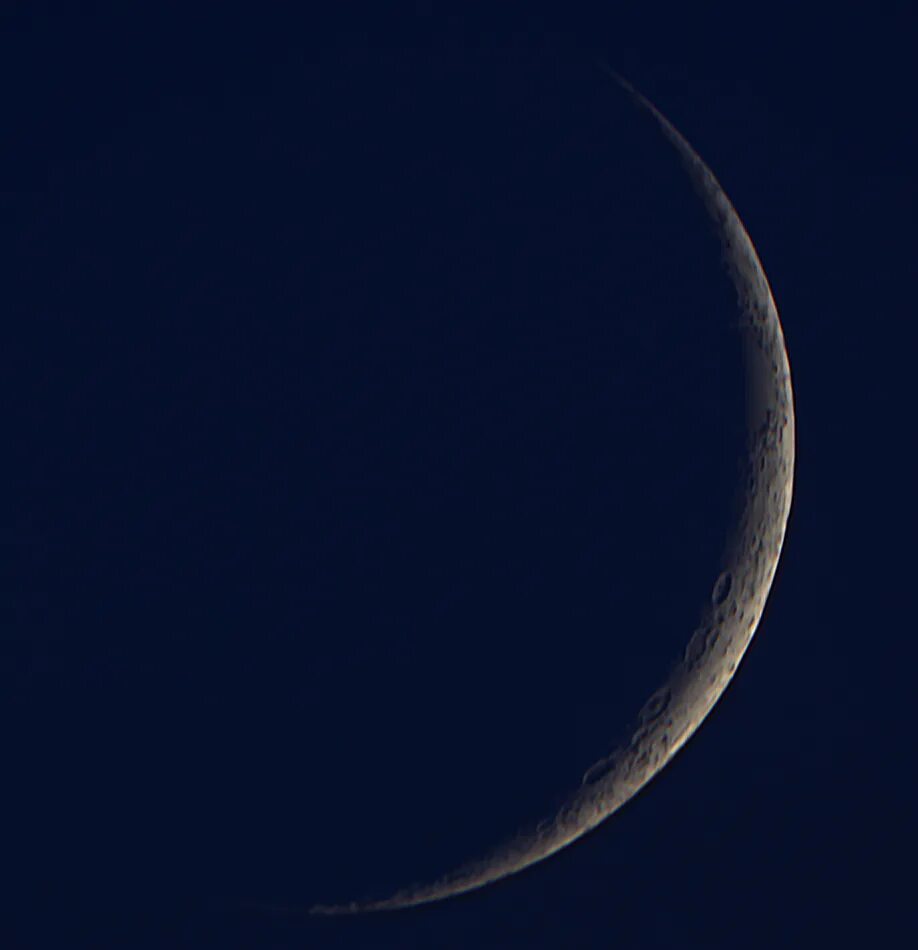 Девушка на фоне луны. Гордая луна. Waning gibbous. First quarter в луне. Гордая луна.