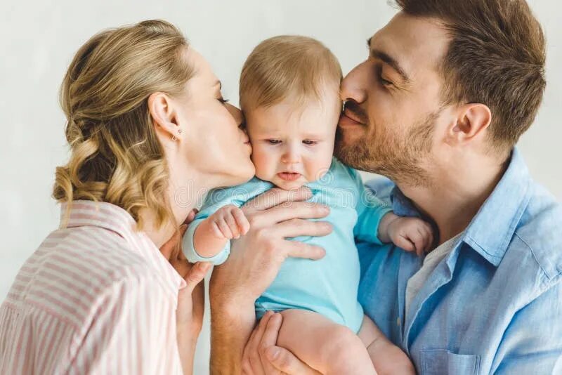 Losers parents baby. Мама и папа фото без детей. Родители целуют ребенка. Семейная фотосессия. Мама папа и ребенок.